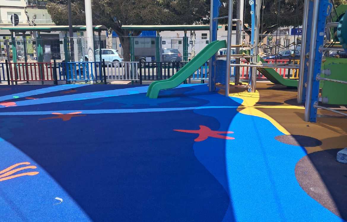 El Ayuntamiento acomete la completa renovación de la superficie del parque infantil del Paseo Marítimo de Rincón de la Victoria