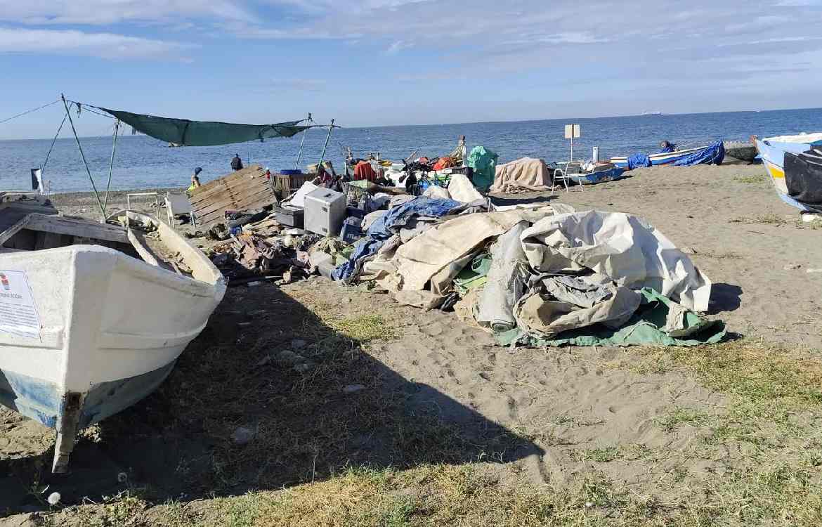 Rincón de la Victoria recoge 6 toneladas de residuos en la limpieza del varadero de La Cala del Moral