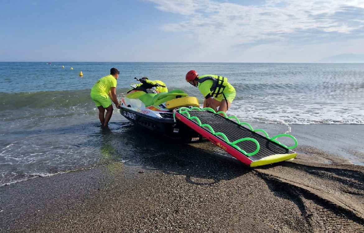 Rincón de la Victoria abre la temporada de verano el domingo 1 de junio con la activación de todos los servicios de playas