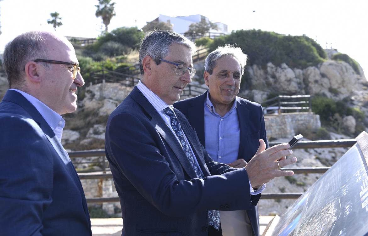 Rincón de la Victoria presenta el primer Punto Azul de la provincia en los Acantilados de El Cantal