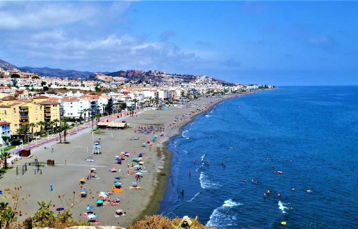 El Ayuntamiento de Rincón de la Victoria publica el Bando para el uso responsable de las playas este verano