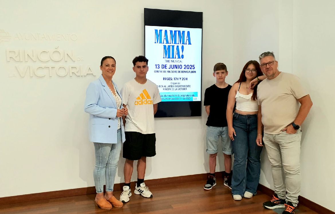 El alumnado del IES Ben Al Jatib lleva al escenario del Centro de Folclore de Benagalbón el musical Mamma Mia