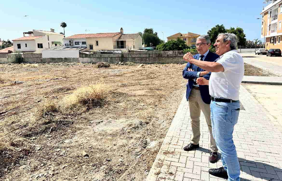 El Ayuntamiento de Rincón de la Victoria habilita una nueva zona de aparcamiento público con capacidad para 200 vehículos en el centro de Torre de Benagalbón