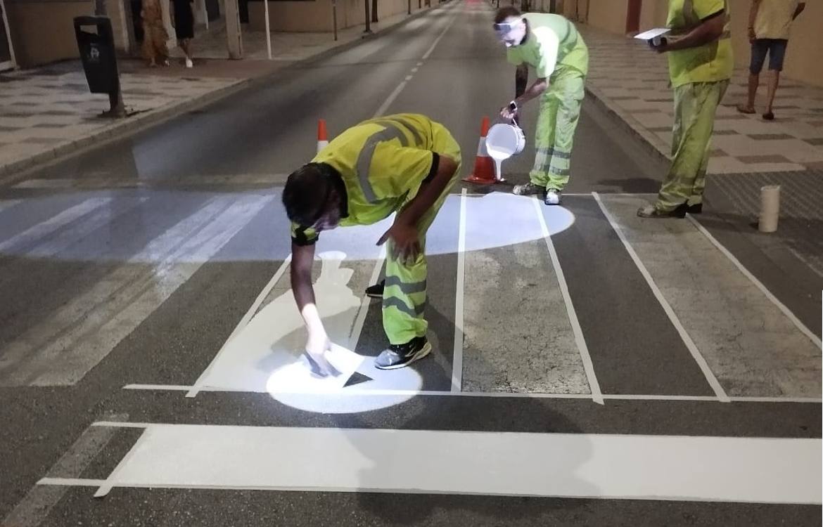 Iniciados los trabajos de repintado de señalización viaria en distintas localizaciones del municipio de Rincón de la Victoria