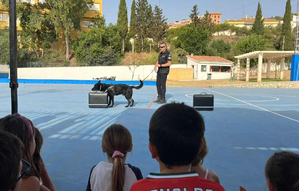 La Unidad Canina de la Policía Local de Rincón de la Victoria imparte jornadas educativas a 300 niños de los campamentos de verano
