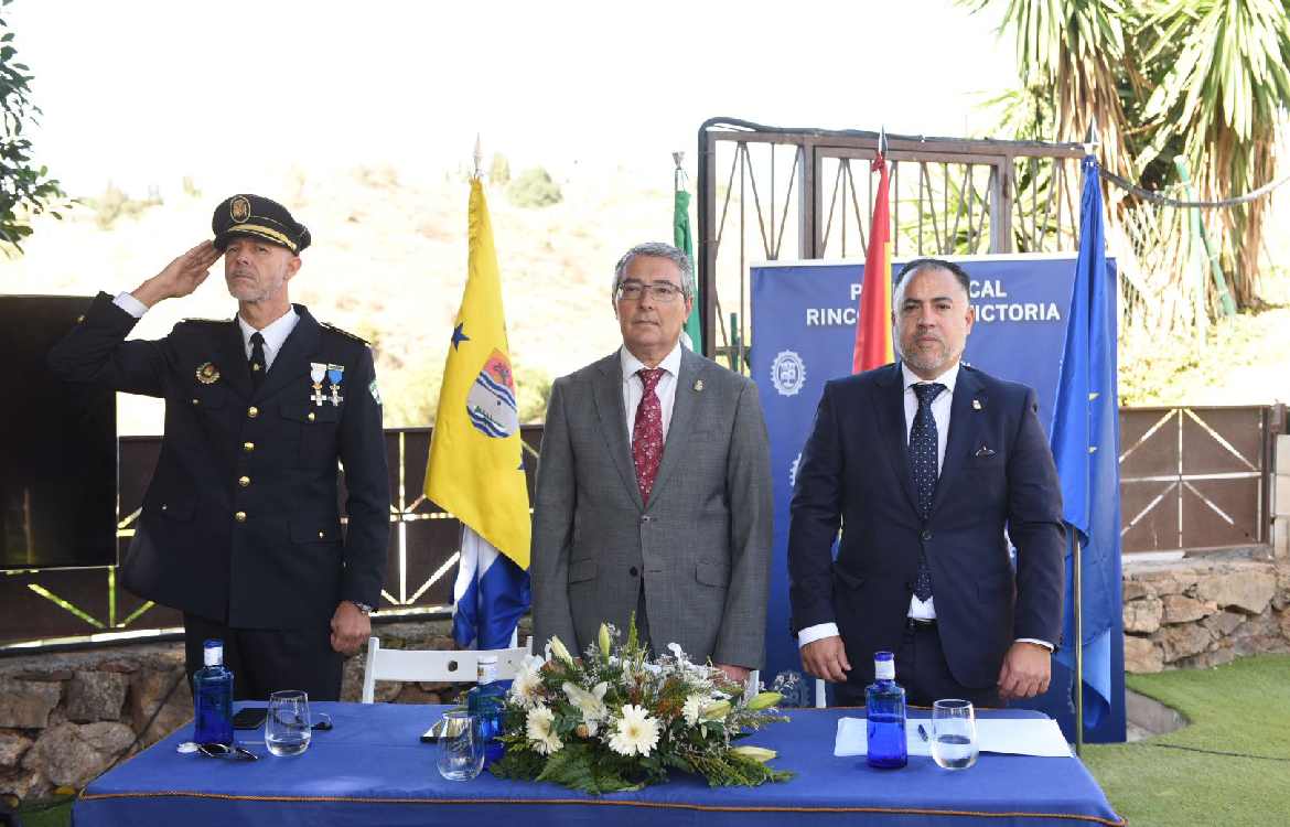 Rincón de la Victoria celebra el Día de la Policía Local con un acto institucional de reconocimientos y condecoraciones a once agentes por sus 15 y 30 años de servicio