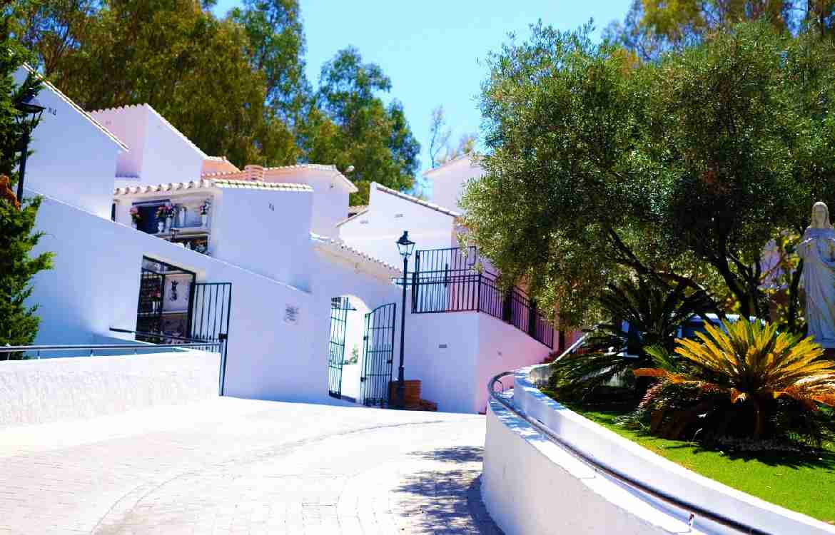 El Ayuntamiento de Rincón de la Victoria inicia un proceso de identificación de titulares de sepulturas centenarias en el Cementerio de La Cala del Moral