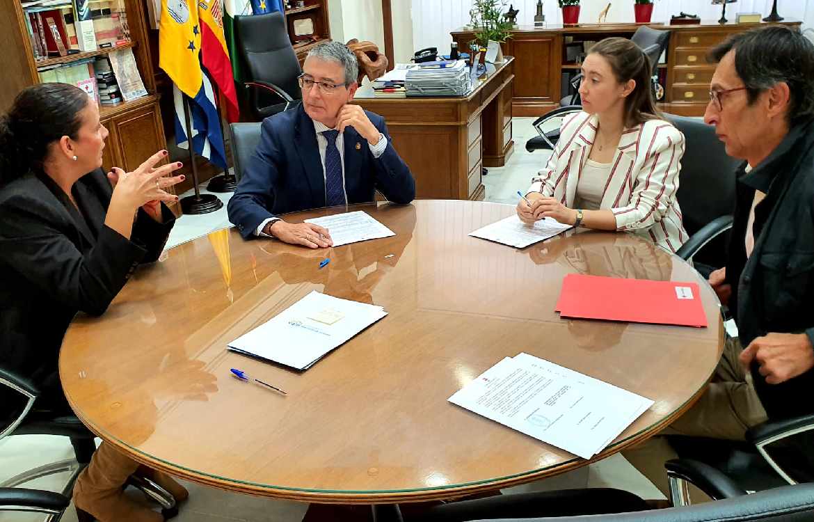 El Ayuntamiento de Rincón de la Victoria renueva su convenio con Cruz Roja y duplica el número de beneficiarios de los proyectos sociales