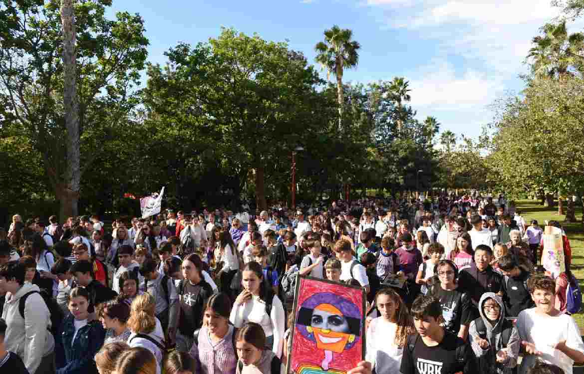 Rincón de la Victoria acoge una marcha multitudinaria contra la Violencia de Género con un emotivo recuerdo a María Victoria