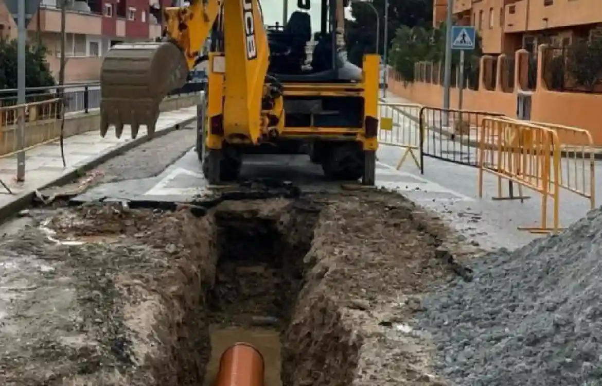 El Ayuntamiento de Rincón de la Victoria ejecuta un nuevo colector de pluviales en calle Naufragio tras los daños provocados por las últimas lluvias