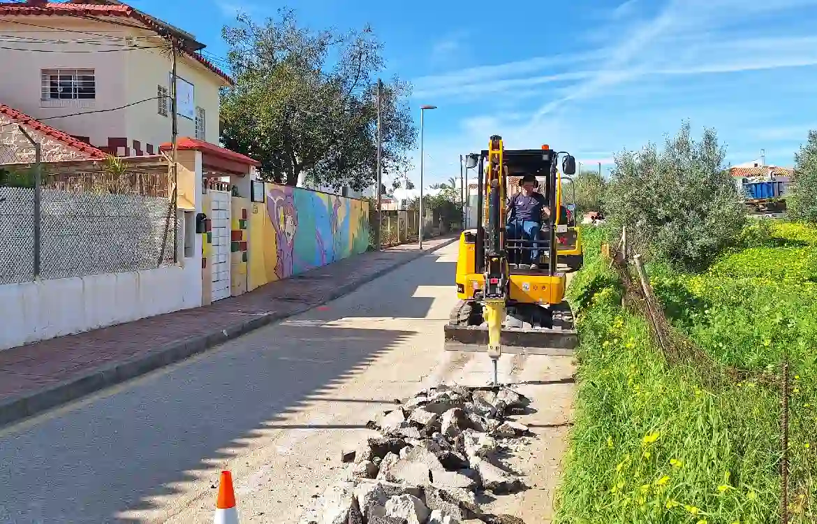 El Ayuntamiento de Rincón de la Victoria ejecuta las obras de un nuevo colector de pluviales en Camino Viejo de Vélez