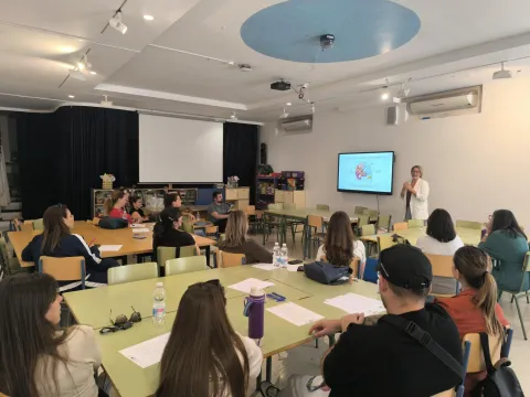 La Escuela Municipal de Familias abordará en mayo nuevas sesiones sobre autoestima y ciberseguridad con padres y madres de los centros educativos municipales